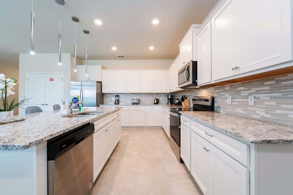 Fridge, microwave, oven, stovetop - New Jungle Adventure 9BR Villa by Disney w/Pool (Davenport)