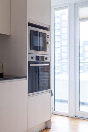 Geladeira, micro-ondas, fogão, cooktop