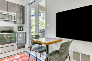 Kylskåp, mikrovågsugn, ugn och spishäll