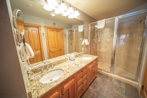 Deluxe Condo, 2 Bedrooms, Balcony, Mountain View (Red Hawk Lodge 2220) | Bathroom | Combined shower/tub, hair dryer, towels