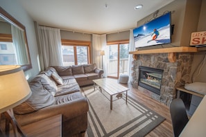 Deluxe Condo, 2 Bedrooms, Balcony, Mountain View (Red Hawk Lodge 2220) | Living area