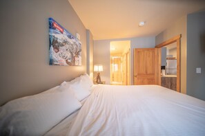 Deluxe Condo, 2 Bedrooms, Balcony, Mountain View (Red Hawk Lodge 2220)