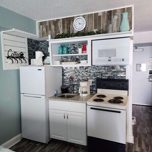 Fridge, microwave, oven, stovetop - Oceanfront Efficiency T603 (Myrtle Beach)
