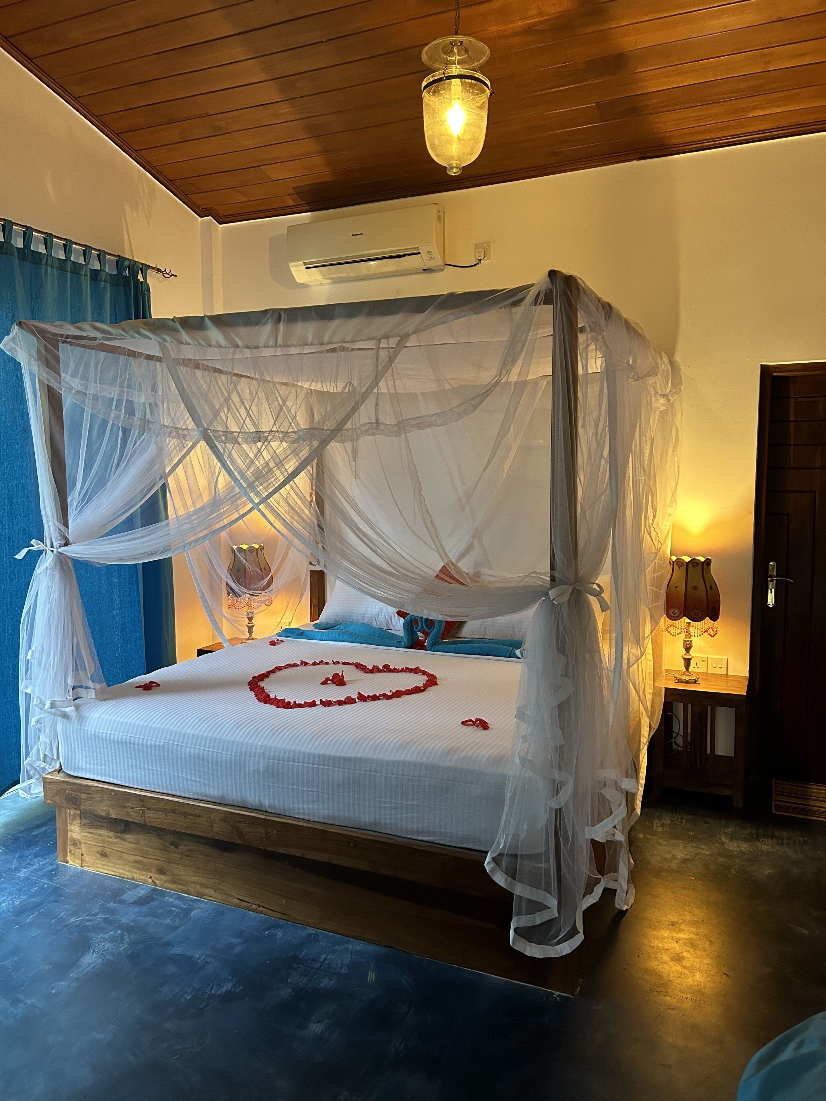 مكتب وواي فاي مجانًا وملاءات أسرّة