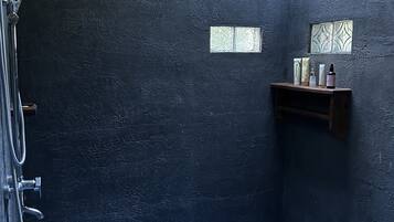 Chambre Double Deluxe | Salle de bain | Douche, douche à « effet pluie », articles de toilette gratuits