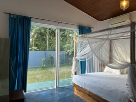 Escritorio, wifi gratis y ropa de cama 