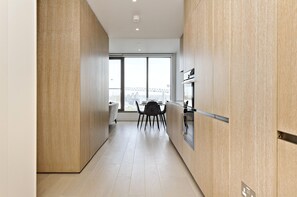 Interior - Luxury Waterfront Studio in Canary Wharf by Underthedoormat (London)