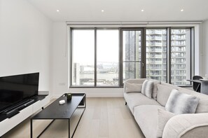 Studio (0 Bedroom) | Living area - Luxury Waterfront Studio in Canary Wharf by Underthedoormat (London)