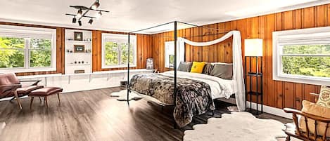 5 bedrooms, desk, iron/ironing board, WiFi (free)