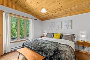 5 bedrooms, desk, iron/ironing board, travel crib