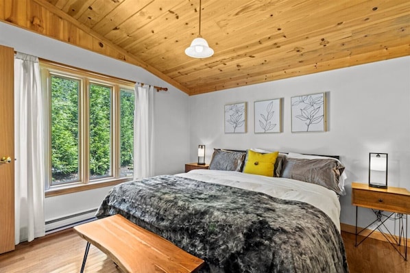 5 bedrooms, desk, iron/ironing board, WiFi (free)