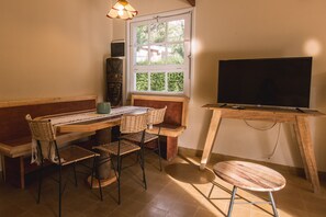 Familien-Ferienhütte, 2 Schlafzimmer | Wohnbereich | Flachbildfernseher