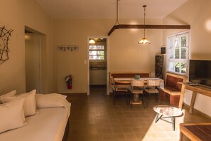 Familien-Ferienhütte, 2 Schlafzimmer | Wohnbereich | Flachbildfernseher