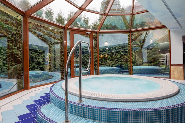 2 kolam renang tertutup, kolam renang terbuka bermusim, payung kolam