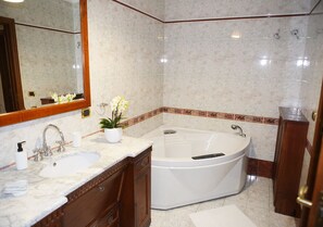 تج هيزات دش، مجففات شعر، مراحيض شطف، مناشف