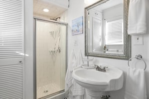 Een douche, een haardroger, handdoeken, zeep