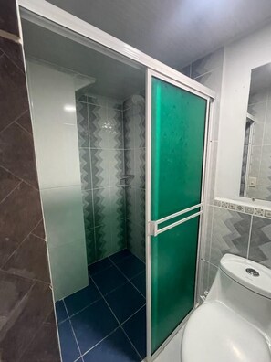 淋浴设施、大花洒淋浴喷头、加热地板（浴室）、毛巾