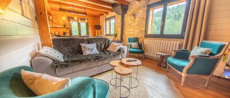 Een open haard en tafelvoetbal