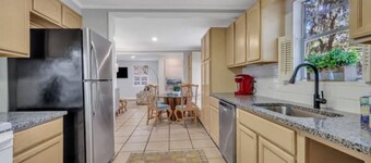 Cozy Cottage on St Simons Island - Pet Friendly