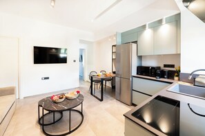 Suite Deluxe | Cocina privada | Frigorífico grande, microondas, horno y placa de cocina