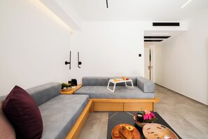 Comfort Suite | Ruang tamu | 40 inci sebuah televisyen pintar dengan satelit, TV 