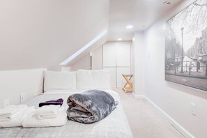 2 habitaciones, tabla de planchar con plancha, cuna de viaje y wifi 