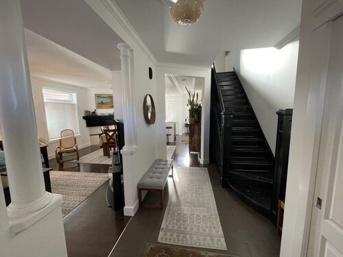 Peaceful Historic 3 Bedroom hideaway, Walkable to Calgary's Greatest Attractions