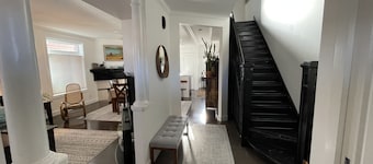 Peaceful Historic 3 Bedroom hideaway, Walkable to Calgary's Greatest Attractions