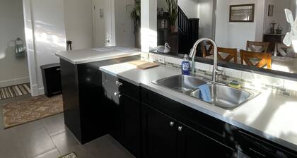 Peaceful Historic 3 Bedroom hideaway, Walkable to Calgary's Greatest Attractions