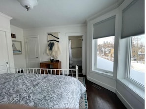 3 bedrooms, iron/ironing board, travel crib, free WiFi