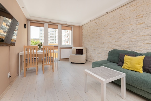 1 bedroom, desk, bed sheets