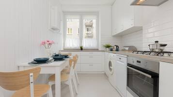 Apartment, 1 Bedroom, Kitchen | Private kitchen | Dishwasher, electric kettle, cookware/dishes/utensils