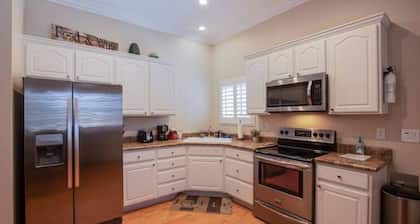 Private Guest House w/Kitchen & Laundry in Summerlin