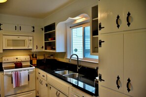 Kylskåp, mikrovågsugn, ugn och spishäll