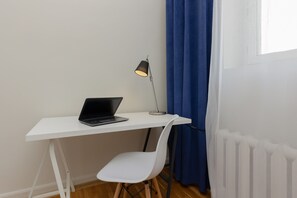 2 habitaciones, escritorio y ropa de cama