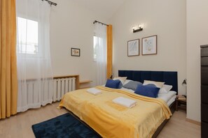 2 habitaciones, escritorio y ropa de cama