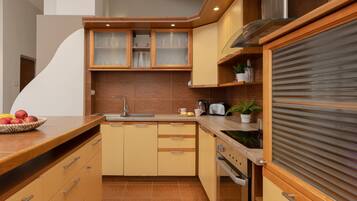 Apartment, 2 Bedrooms, Kitchen | Private kitchen | Dishwasher, electric kettle, toaster, cookware/dishes/utensils