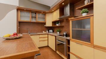 Apartment, 2 Bedrooms, Kitchen | Private kitchen | Dishwasher, electric kettle, toaster, cookware/dishes/utensils