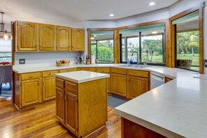 Refrigerador, microondas, placa de cocina, lavavajillas