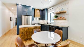 Fridge, microwave, stovetop, dishwasher