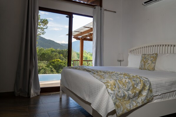 3 habitaciones, tabla de planchar con plancha, wifi y ropa de cama 