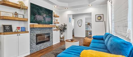 Smart-TV, Kamin, Bücher, Computerbildschirme