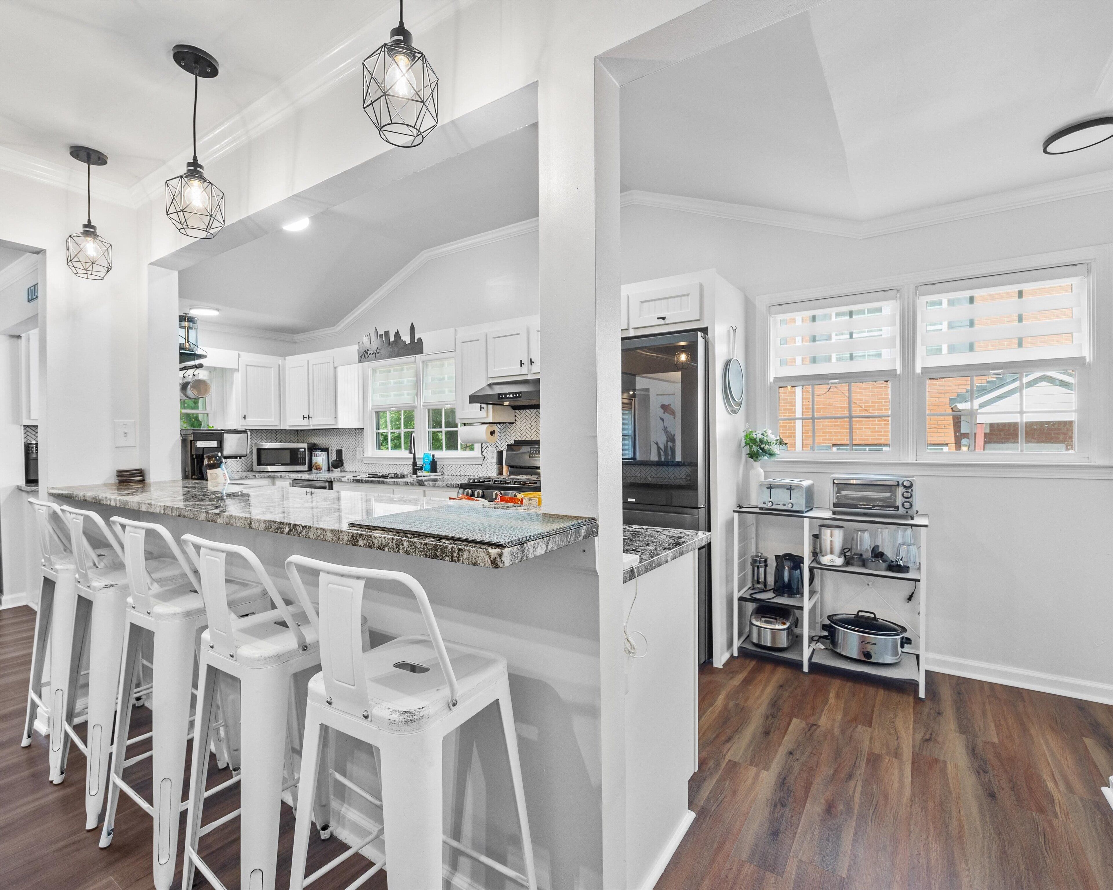 Kjøleskap, mikrobølgeovn, ovn og kokeplater