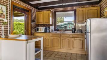 Jääkaappi, mikroaaltouuni, astianpesukone, syöttötuoli