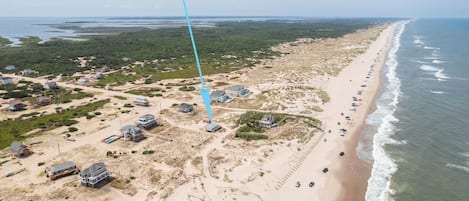 En la playa, camastros y toallas de playa