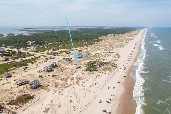 Na praia, espreguiçadeiras, toalhas de praia