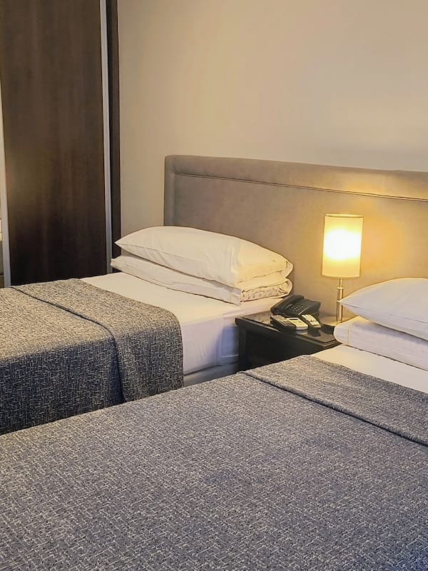 Habitación estándar con 2 camas individuales | 1 habitación y ropa de cama de alta calidad