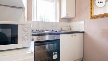 Huis | Privékeuken | Een koelkast, een magnetron, een oven, een kookplaat