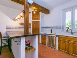 Jääkaappi, uuni, astianpesukone, leivänpaahdin