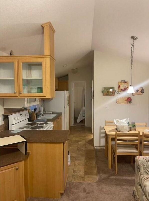 Fridge, stovetop - Adorable Charming home, next to Sunbeam Lake Park (El Centro)